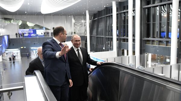  Президент РФ Владимир Путин во время посещения нового международного аэропорта Гагарин в Саратовской области