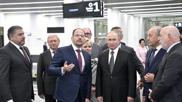 Президент РФ Владимир Путин во время посещения нового международного аэропорта Гагарин в Саратовской области