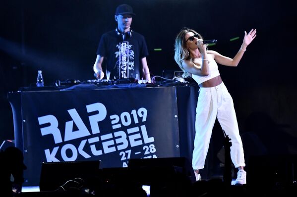 Хип-хоп исполнительница Екатерина Ткаченко (Лил Кейт) выступает на фестивале Rap Koktebel в Крыму