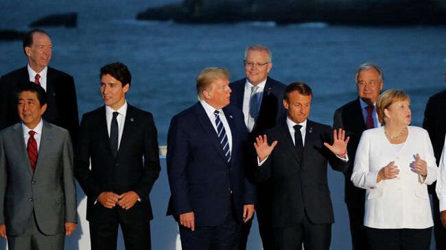 Совместная фотография лидеров стран-участниц саммита G7 в Биаррице