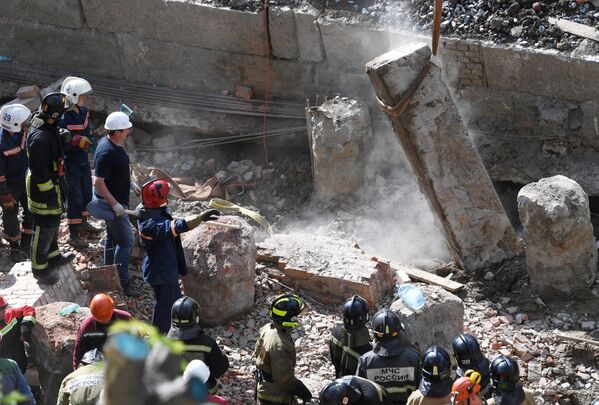 Сотрудники МЧС РФ разбирают перекрытия, рухнувшие в строящемся здании в Новосибирске