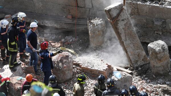 Сотрудники МЧС РФ разбирают перекрытия, рухнувшие в строящемся здании в Новосибирске