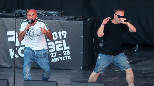 Участники группы 2 берега Иван Аваков и Евгений Храмков выступают на фестивале Rap Koktebel в Крыму