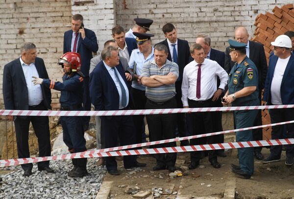 Мэр Новосибирска Анатолий Локоть на месте обрушения перекрытий в строящемся здании в Новосибирске