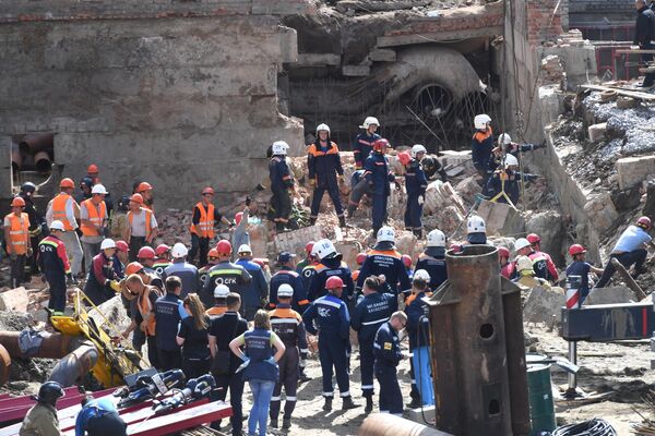 Сотрудники МЧС РФ и спасатели муниципальной аварийно-спасательной службы Новосибирска разбирают перекрытия, рухнувшие в строящемся здании в Новосибирске