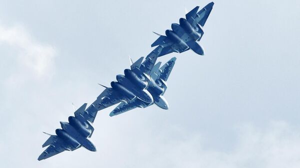 Российские многофункциональные истребители пятого поколения Су-57 выполняют демонстрационный полет на Международном авиационно-космическом салоне МАКС-2019 