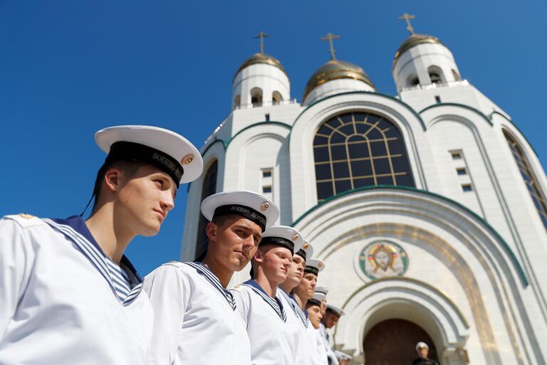 Моряки около Кафедрального собора Христа Спасителя на торжественном богослужении в честь главной иконы Военно-морского флота РФ - образа Андрея Первозванного, привезенной в Калининград