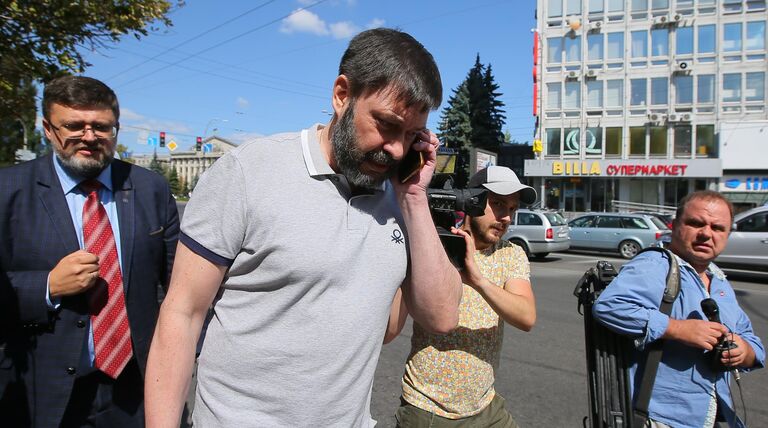 Руководитель портала РИА Новости Украина Кирилл Вышинский у здания апелляционного суда Киева