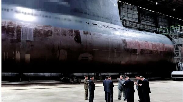 Лидер КНДР Ким Чен Ын во время осмотра подводной лодки. Стоп-кадр видео KCNA