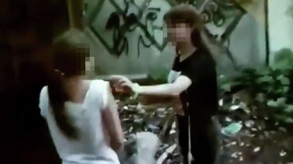 Стоп-кадр видео нападения на девочку-инвалида в Нижнем Новгороде