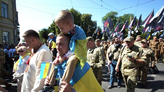 Участники Марша защитников Украины в Киеве 