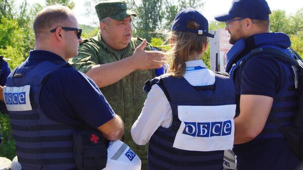 Представители МЧС Украины и ОБСЕ осматривают состояние КПП Станица Луганская и прилегающих территорий