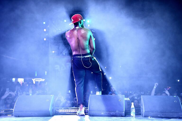 Рэпер Азизи Гибсон выступает на фестивале Rap Koktebel в Крыму. Рэпер Азизи Гибсон выступает на фестивале Rap Koktebel в Крыму.