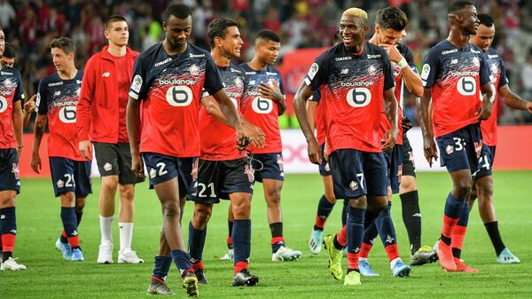 Нападающий ФК Лилль Виктор Осимхен (7) радуется победе в  матче третьего тура чемпионата Франции против ФК Сент-Этьен