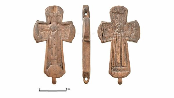 Деревянный нательный крест с изображением святого Сергия Радонежского нашли во время раскопок в районе Китайгородского проезда в Москве