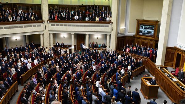 Депутаты на открытии заседания девятого созыва Верховной рады Украины в Киеве