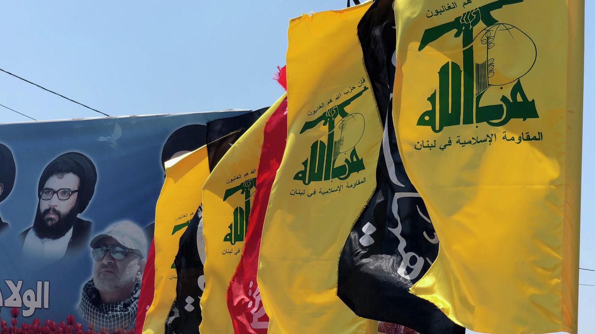 Флаги движения Хезболлах в деревне Адейси на границе с Израилем - РИА Новости, 1920, 29.10.2023