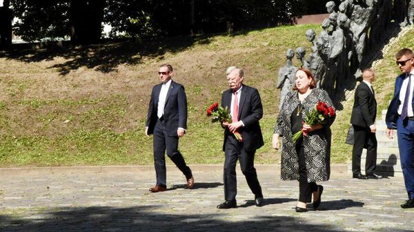 Советник по национальной безопасности Джон Болтон посетил мемориал ”Яма“, установленный в память о жертвах минского гетто, казнённых 2 марта 1942
