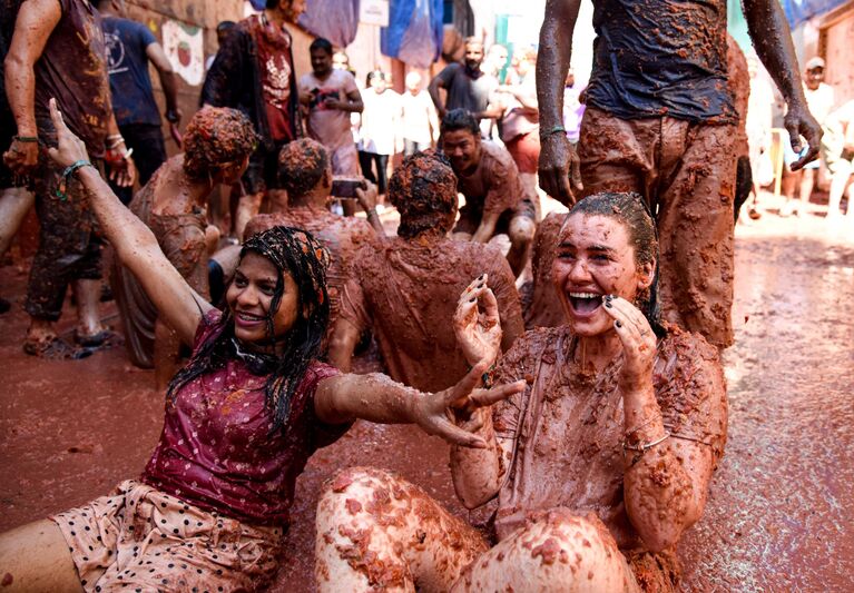 Участники ежегодного праздника La Tomatina в городе Буньоль провинции Валенсия в Испании