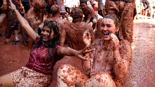 Участники ежегодного праздника La Tomatina в городе Буньоль провинции Валенсия в Испании