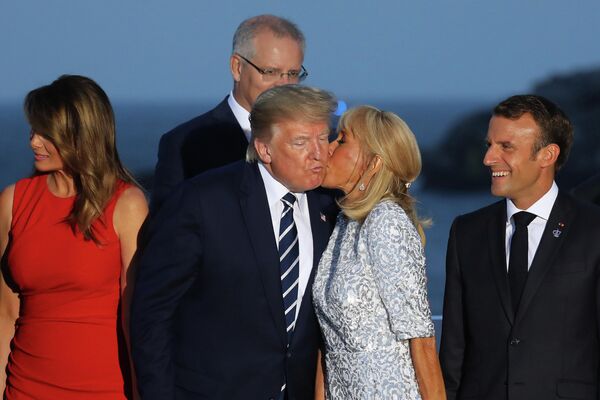 Супруга президента Франции Бриджит Макрон целует президента США Дональда Трампа на саммите G7 в Биаррице