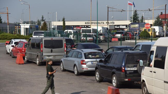 Автомобили на контрольно-пропускном пункте Краковец-Корчова 