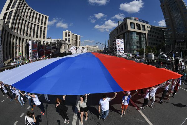 Участники флешмоба в честь Дня государственного флага России