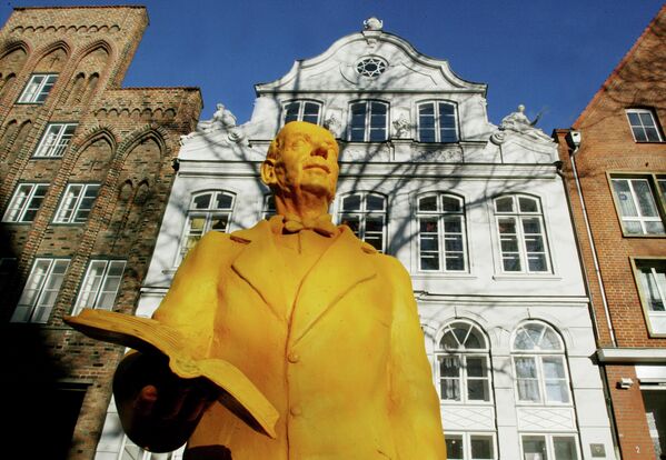 Фигура Томаса Манна перед зданием Дома Будденброков в Любеке 