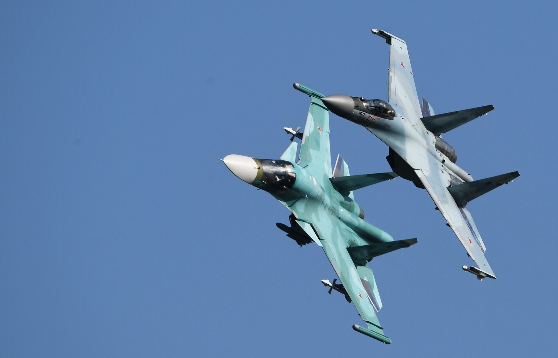 Российские многоцелевые истребители Су-35С (справа) и Су-34 выполняют полет на Международном авиационно-космическом салоне МАКС-2019 - РИА Новости, 1920, 09.10.2020