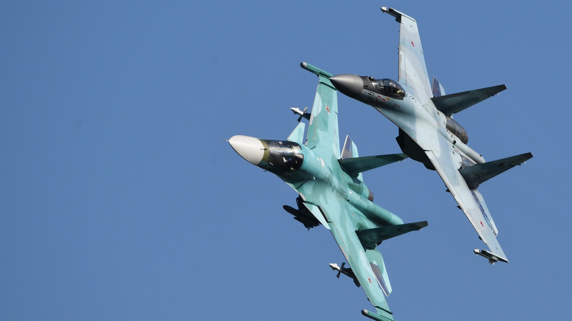 Российские многоцелевые истребители Су-35С (справа) и Су-34 выполняют полет на Международном авиационно-космическом салоне МАКС-2019 - РИА Новости, 1920, 25.09.2023