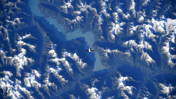 Корабль SpaceX Dragon над Канадскими Скалистыми горами 