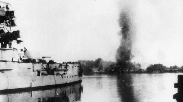 Немецкий броненосец Шлезвиг-Гольштейн открывает огонь по польским позициям на полуострове Вестерплатте. 1 сентября 1939 