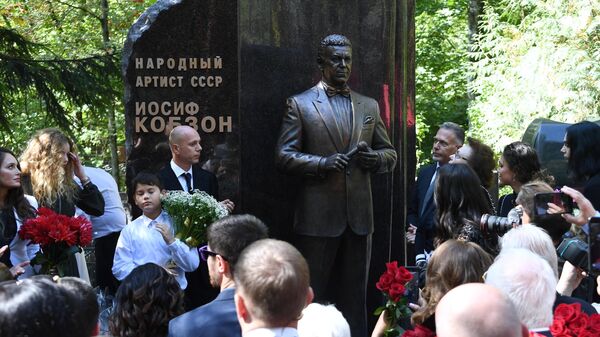 Церемония открытия памятника певцу Иосифу Кобзону на Востряковском кладбище в Москве