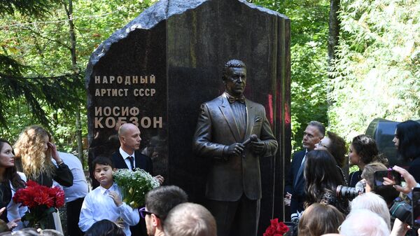 Памятник Иосифу Кобзону на Востряковском кладбище в Москве