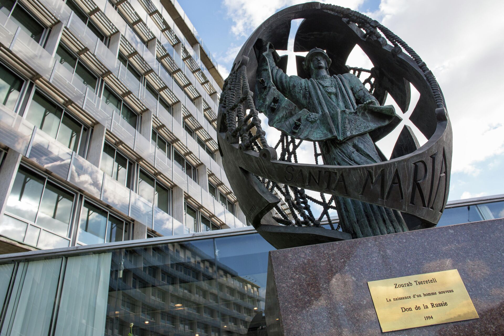 Скульптурная композиция Зураба Церетели у штаб-квартиры ЮНЕСКО в Париже Скульптурная композиция Зураба Церетели у штаб-квартиры ЮНЕСКО в Париже - РИА Новости, 1920, 22.04.2025