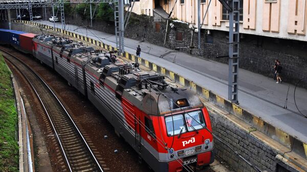 Прибытие грузового поезда к станции Владивосток