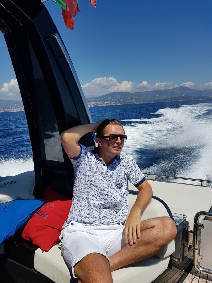 На яхте, возле Монако