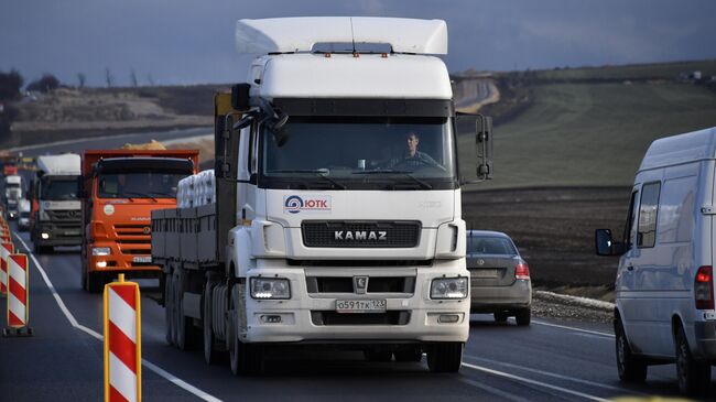 Автомобильное движение на участке трассы Таврида в Крыму