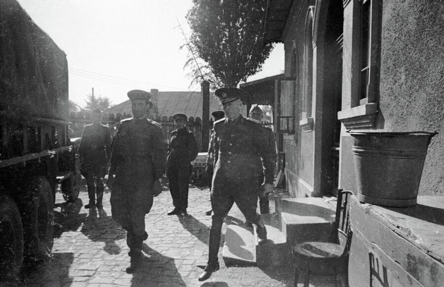 Арест диктатора Иона Антонеску (справа). Ион Антонеску - румынский государственный деятель, маршал, премьер-министр и кондукэтор (аналог фюрера) Румынии в 1940—1944 годах