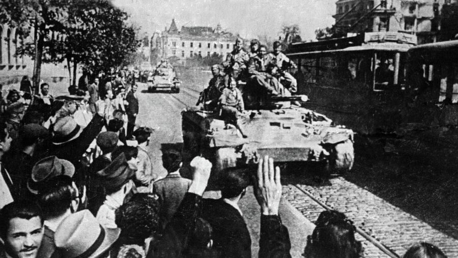 Колонна советских танков вступает на улицы освобожденного Бухареста во время Великой Отечествненной войны