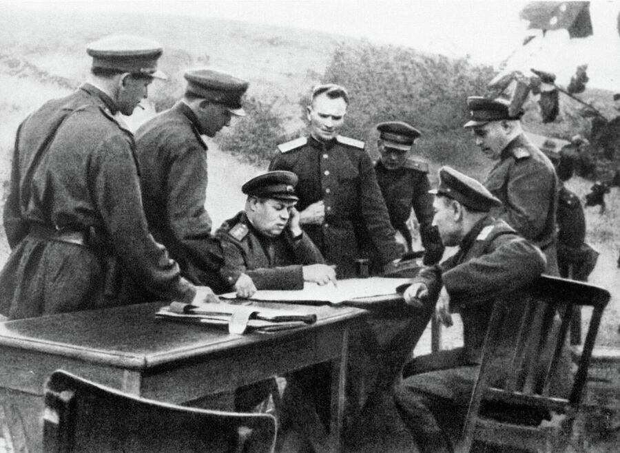 Генерал армии Федор Иванович Толбухин (сидит в центре). Командование 3-го Украинского фронта