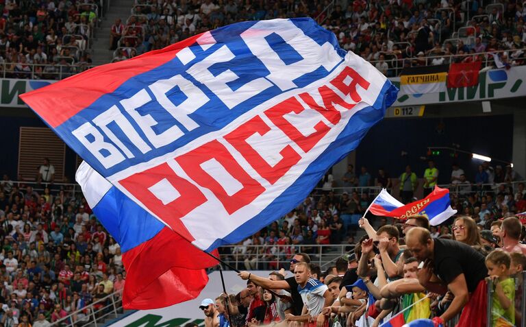 Болельщики сборной России во время отборочного матча чемпионата Европы по футболу 2020 между сборными командами России и Кипра Болельщики сборной России во время отборочного матча чемпионата Европы по футболу 2020 между сборными командами России и Кипра