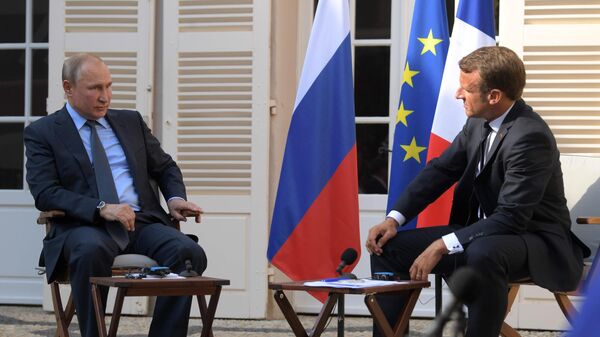 Президент РФ Владимир Путин и президент Франции Эммануэль Макрон во время встречи в резиденции президента Франции Форт Брегансон