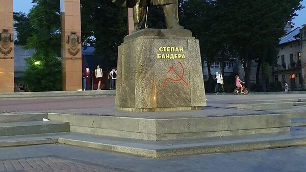 Серп и молот, нарисованные на памятнике Степану Бандере во Львове