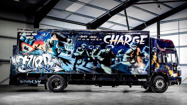 17-тонный грузовик, покрытый граффити художника Бэнкси,  на аукционе  Bonhams