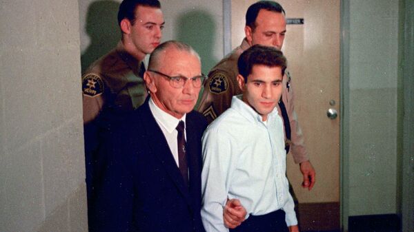 Сирхан Сирхан, подозреваемый в расстреле сенатора Роберта Кеннеди, со своим адвокатом Расселом Парсонсом в Лос-Анджелесе