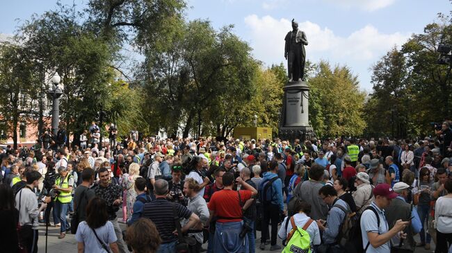 Участники несанкционированной акции в Москве в поддержку незарегистрированных кандидатов в Московскую городскую Думу