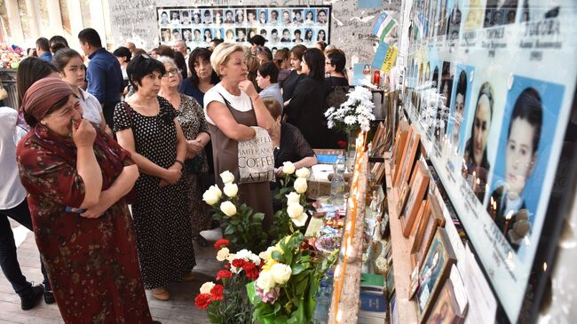 Жители Беслана во время траурных мероприятий, посвященных 15-й годовщине теракта 1-3 сентября 2004 года, в помещении бывшей 1-й Бесланской школы