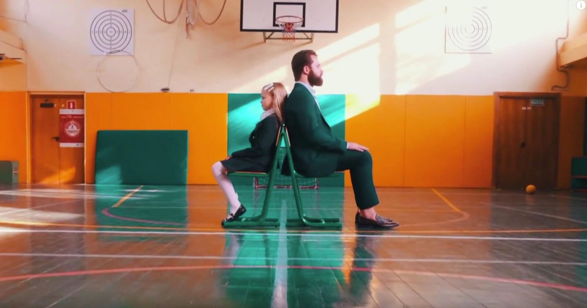 Скриншот видеоклипа Миланы и Виталия Гогунского Здравствуй школа  Скриншот видеоклипа Миланы и Виталия Гогунского Здравствуй школа  - РИА Новости, 1920, 30.08.2025