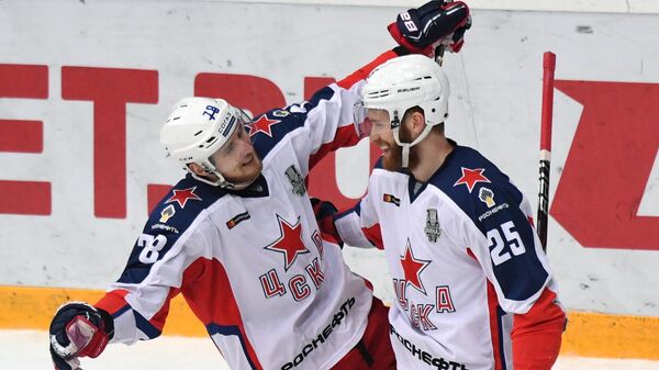 Максим Шалунов и Михаил Григоренко (справа)